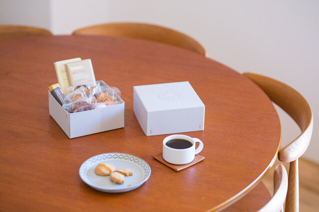 活用例1: お気に入りのお菓子を入れて、そのままテーブルへ。
寛ぎのひとときにイヤマちゃんがさりげない彩りを添えてくれます。
