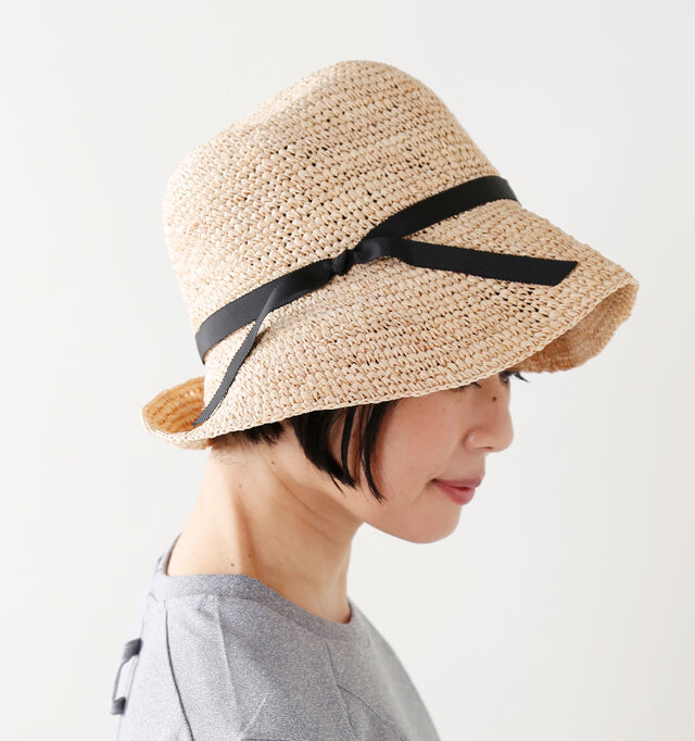 反対側は長めに切ったリボンが女性らしいギャップが目を惹くデザイン。華奢でまっすぐのカッティングが甘くなりすぎず、大人っぽい雰囲気にデザインされています。