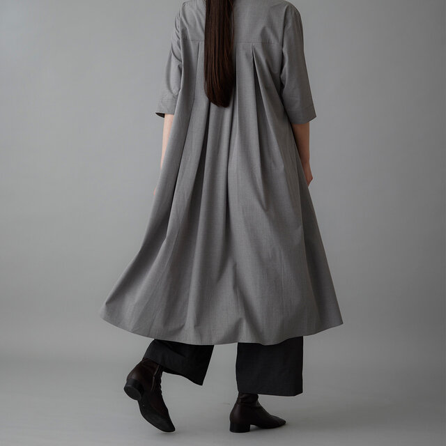落ち感のある素材が美しいドレープを描き、立体的なシルエットを引き立てます。