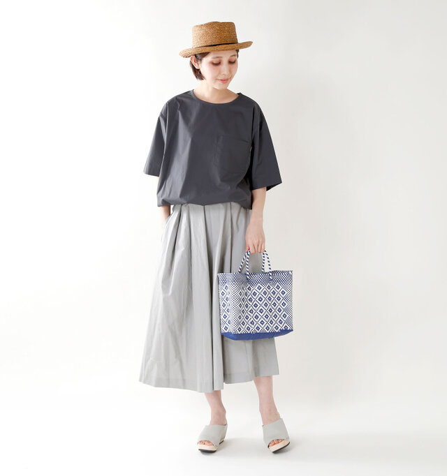 model yama:167cm / 49kg
color : navy×white(A) / size : XS
春夏の爽やかなスタイルにぴったりの季節感漂うトートバッグ。発色が良く、コーディネートのアクセントにぴったりですね。