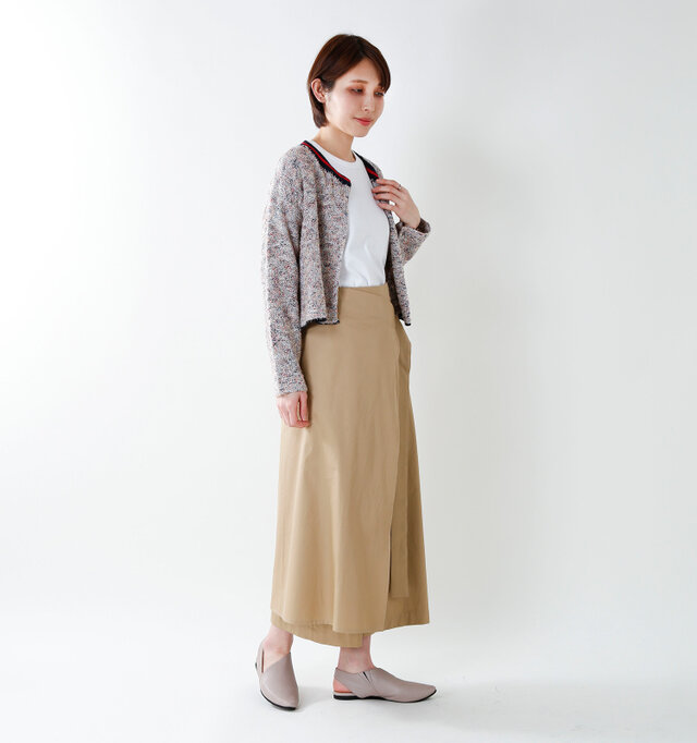 model yama:167cm / 49kg
color : gray / size : 38
足元に一点プラスすることで、コーデがグッと引き締まり大人な雰囲気にしてくれますよ。
