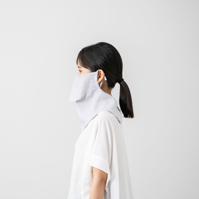 天然リネン100%ならではのナチュラルな風合いと美しい落ち感(ドレープ)で、日常のお洋服にも品よくスマートに調和します。横から見ても大げさにならず、綺麗なフェイスラインを保ちます。