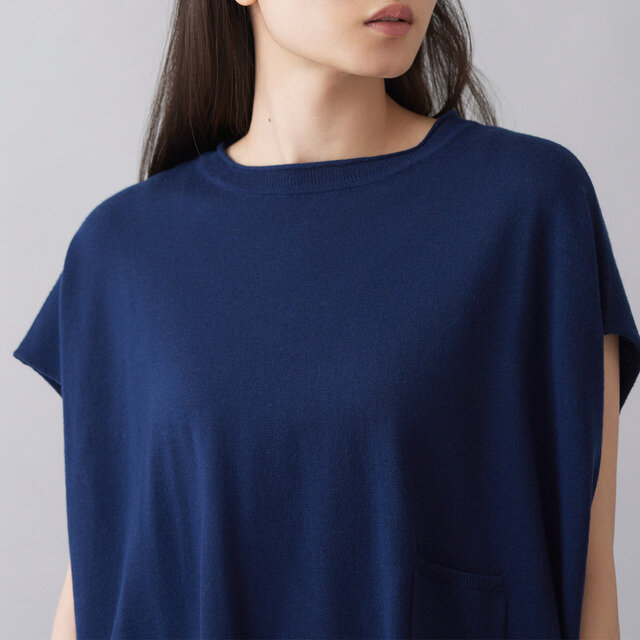 すっきりとしたネックラインが、上品な落ち着きを演出します。