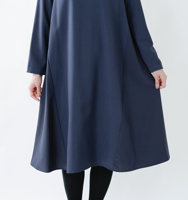 裾に向かって広がりのあるシルエット。裾に向かって緩やかに生まれるドレープがとても上品。