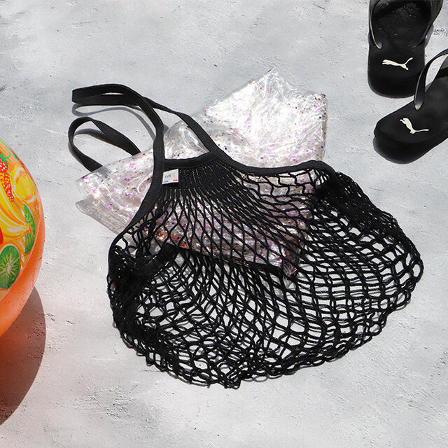 フランス生まれのFILTネットバッグは、ネットの隙間から湿気を放出してくれるので、水気を含むものを収納したいときに便利です。浮き輪やビーチボール、サンダル、使い終わったタオルなどを入れるのにおすすめ。伸縮性があり、収納力も抜群です。