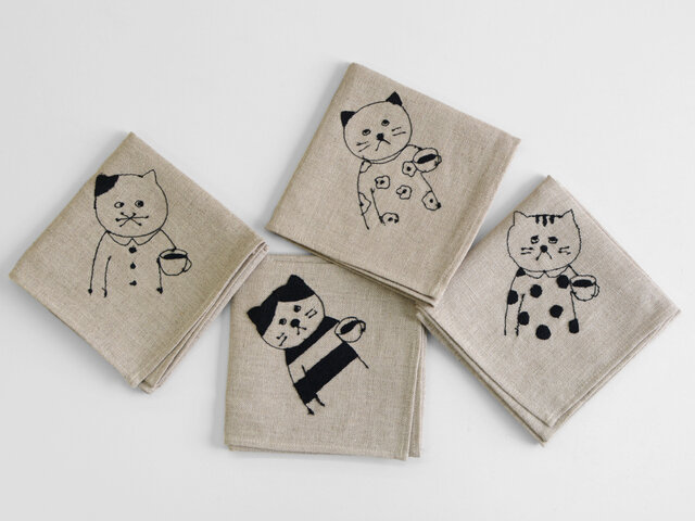 ユニークな猫の刺繍がひときわ目を引く、リネン素材のお弁当包み。

こちらはミシン刺繍作家の菅原しおんさんと倉敷意匠計画室のコラボアイテム。
