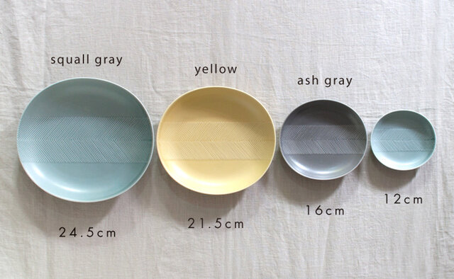 21.5cmサイズが加わり4サイズ展開に。カラーは[squall gray]・[yellow]・[ash gray]の三色ございます。