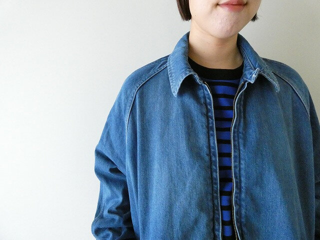 ボックスシルエットのデニムブルゾン。肩をややドロップさせたゆとりのあるサイジング。