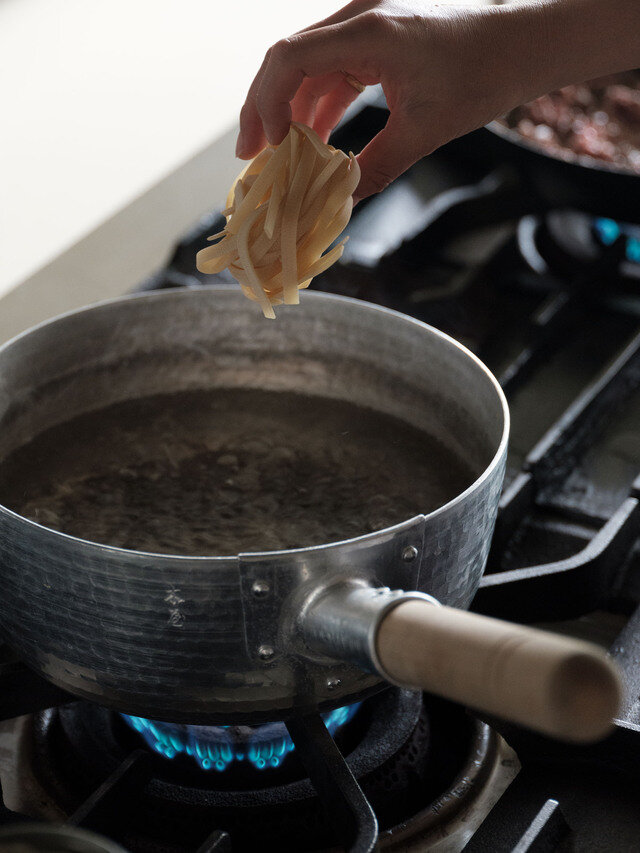 熱が伝わりやすい＝お湯が沸騰するまでが速い！ パスタを茹で始めるまでの時間も短く済みます。