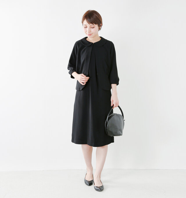 color : black / size : 38
同素材のスカートやセットアップで着られるジャケットもご用意しており、結婚式や入学式など、フォーマルなシーンでも活躍してくれます。