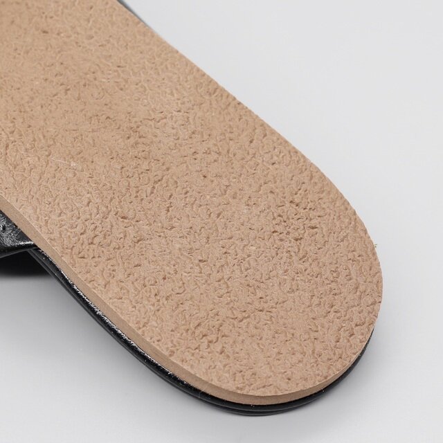 スリッパのソールには、スニーカーにも使われる天然ゴム入りスポンジを使用。