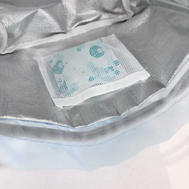 保冷剤を入れられる便利なポケット付き