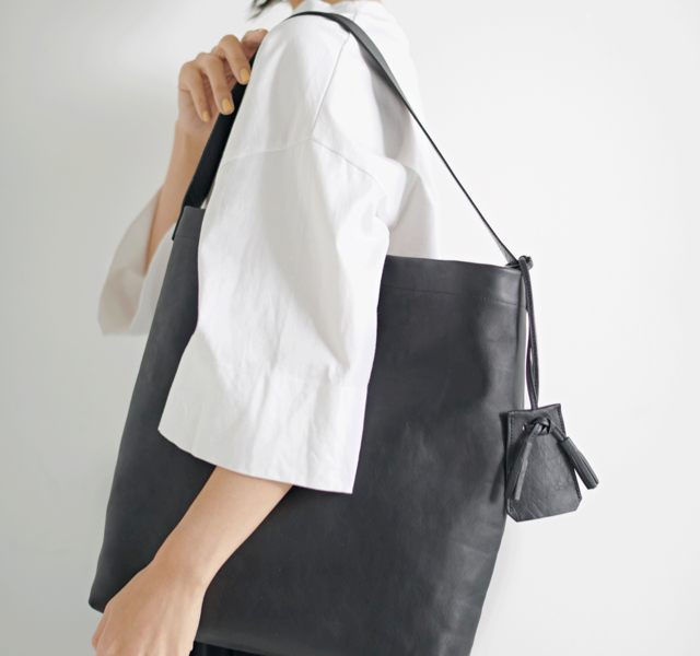 別売りのキーネックレスを鞄につけてアクセントにするのもおすすめです。
