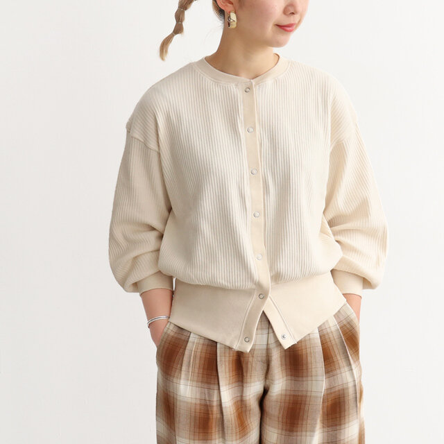 Healthknitのカーディガンが入荷しました!
程よい厚みのフライスを使ったラフに着れるアイテムです!
ドロップショルダーに丸みのある袖口、女性らしいシルエットと
ボタンを留めてそのまま着ても様になるカーディガン!