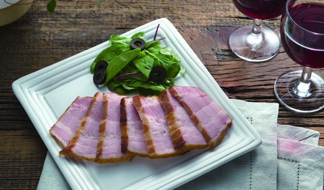 豚バラ肉を薫製すれば、風味ゆたかなベーコンの完成。市販のものとはひと味違う美味しさに舌鼓をうって。