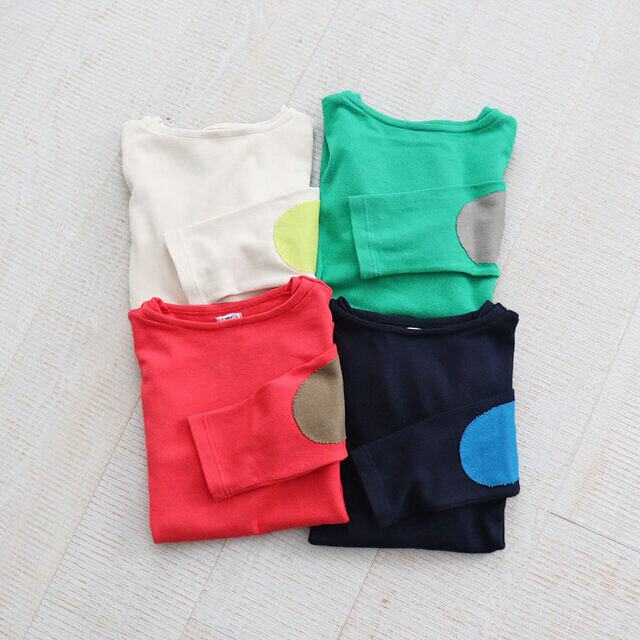 maillot(マイヨ)の中でも定番アイテムの"Weekend Long Tee"
通常はボディと同色のパッチがついたワントーンデザインのところ、
ナイモノねだりをしてエルボーパッチ部分の配色を変えたSTRATOBeeの別注アイテムです☑︎
Weekend Long Teeはネック周りにマチの付いたボートネック仕様でベーシックなサイズ感。
着心地の優しい生地感で長く愛用して頂けるのでカラー違いでお持ちの方も多く、
デイリーにお使いいただけるカットソーです。