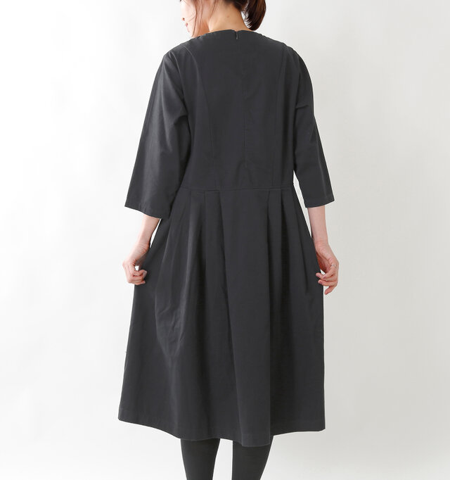 スカート部分にタックをデザインすることでふんわりとしたシルエットをつくりだしています。