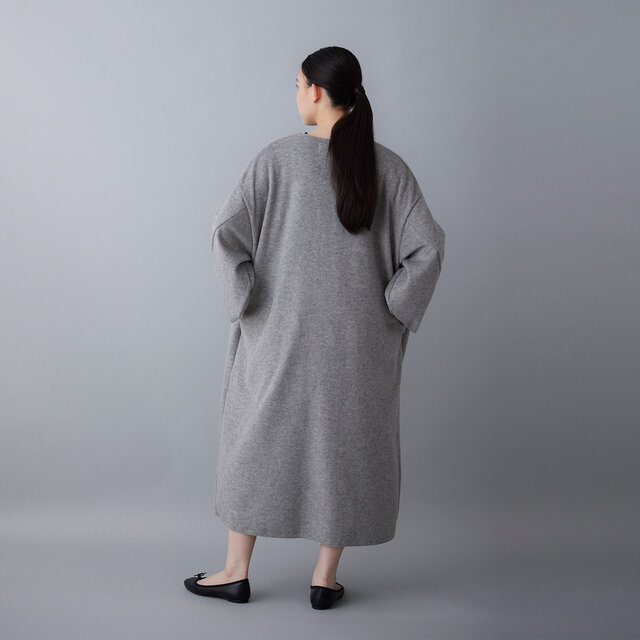 振り返るたびに、品よく装いを整えます。