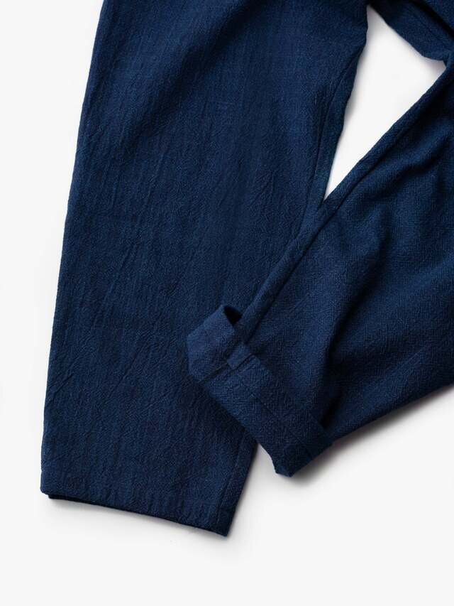 着るほどにゆっくりと変わっていく色の経年変化をお楽しみください。