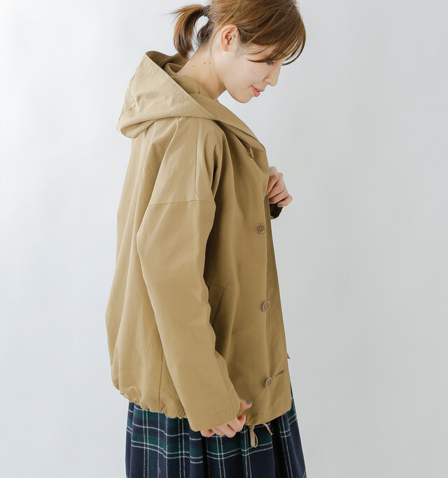 ゆったりとしたドロップショルダーデザインにより肩のラインが華奢になり、野暮ったさはありません。