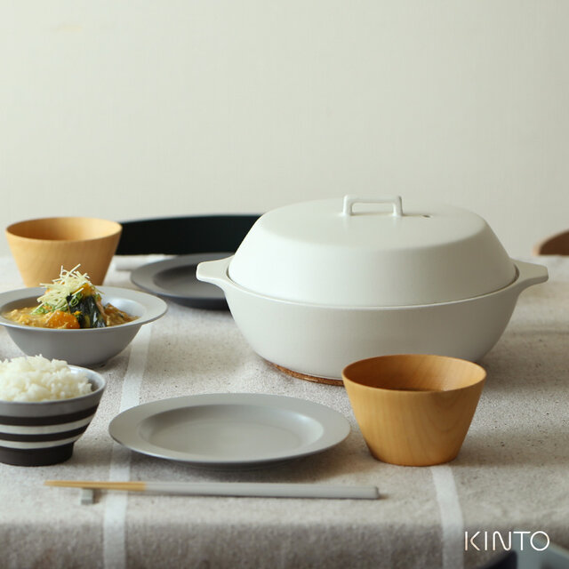 今までの土鍋とちょっと違う?
鍋料理に限らず、春・夏・秋・冬、季節を問わずに使える土鍋です。