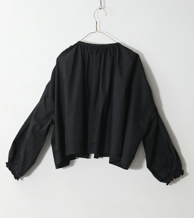 クロ
シルキーな手触りのオリジナルタイプライター生地を使用。