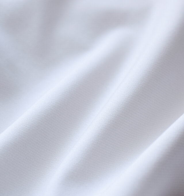 控えめな光沢が上品で、デイリーからおでかけまで使える素材感に。程よく厚みがあり、ストレッチ性も備えているのでストレスフリーな着心地になっています。シワになりにくく、お手入れも少なくて済むのもポイントです。