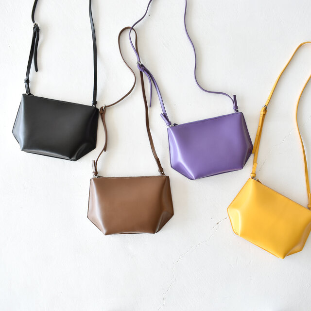 左より、【black】【brown】【purple】【mustard】の4種類をご用意。どんなスタイルにも馴染むシンプルなデザインは、デイリーにはもちろん、旅行時のサブバッグとしても大活躍!長く愛用していただける逸品です。