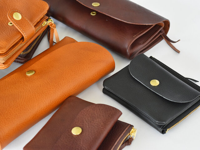 こちらの収納力抜群の長財布の他に、2つ折り財布と小さめの財布もございます。