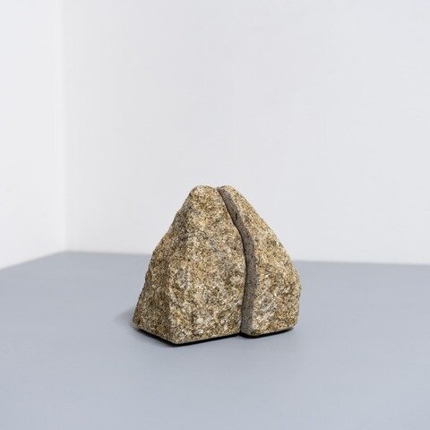AJI PROJECT｜【自然な石の形そのままを生かした存在感のあるブックエンド】ROCK END（S）
