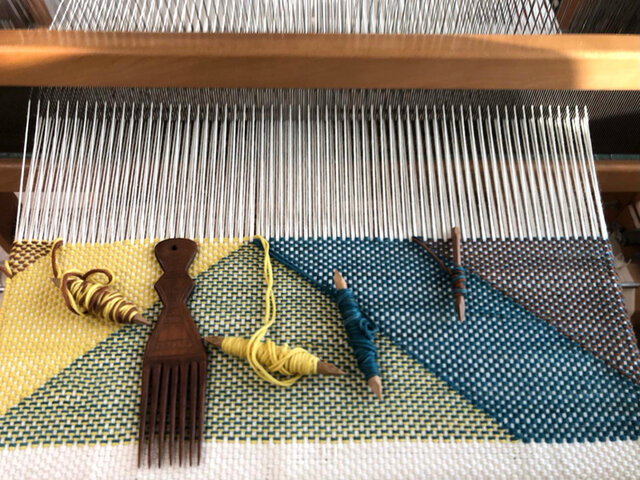 手前のグリーンは、糸の色ではありません。
黄色と青の糸が交互に重なることで、遠目にはグリーンに見える「視覚的混合」が起きている様子がよく分かります。