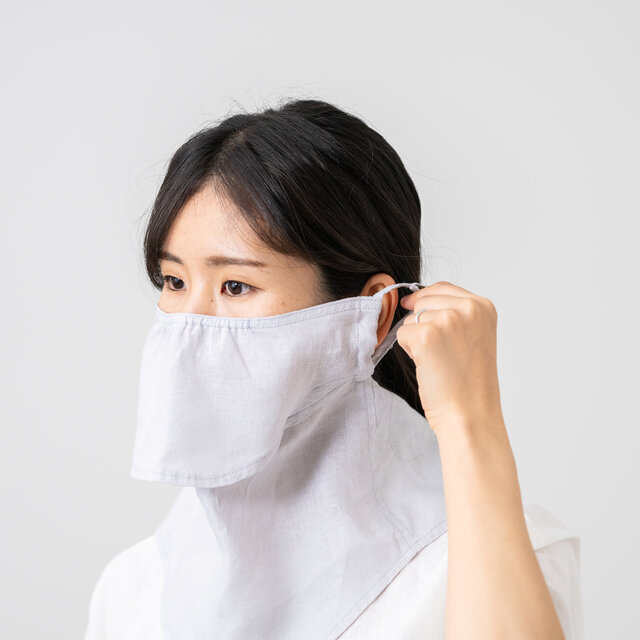 左右のループを耳に掛けます。リボンの形状になっているので耳が痛くなりにくく、長さ調節も可能です。