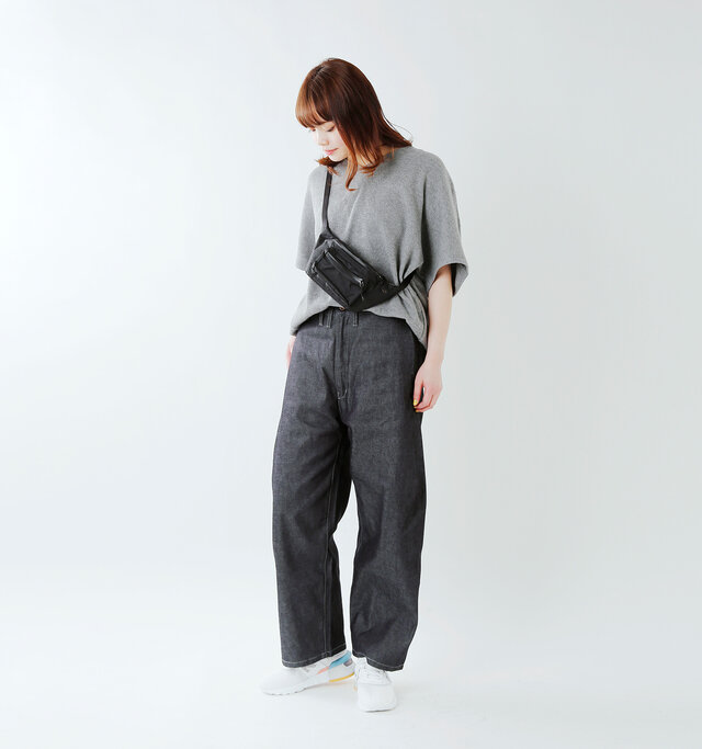 color : white / size : 24.0cm
ボーイズライクなワントーンコーデに、カラフルな足元をプラス。遊び心の効いたスタイリングになりますね。