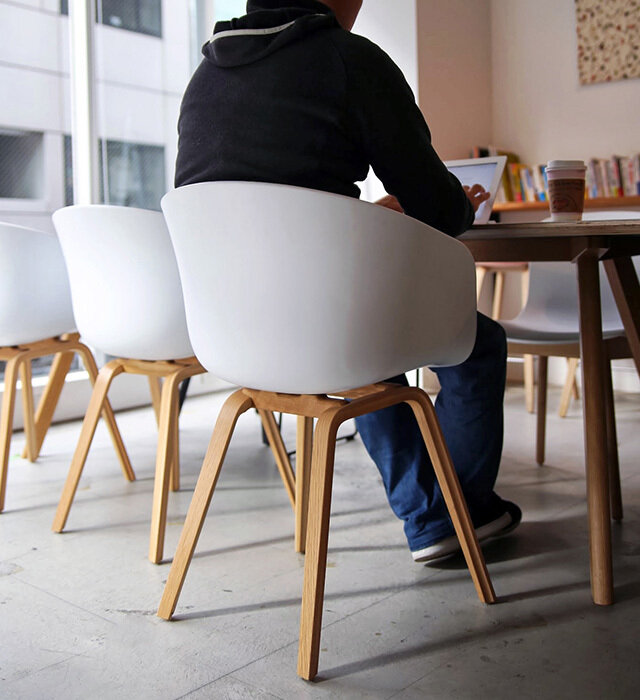 ヒー・ウェリングデザインのAbout a Chairは、
ダイニングテーブルはもちろん会議室やレストラン等
あらゆるシーンに対応できる汎用性がある事を目的にデザインされたチェア。 

ポリプロピレンのシェルは有機的な3次元のフォルム。 
すっぽりと身体を包み込むフィット感と木製の脚のバランス感。 

HAYからヒー・ウェリングデザインのチェアは他にも多数発表されていますが、
このAAC22は、そのなかでも最高傑作!!と感じています。 

一見シンプルに見える構造、身体への配慮。
これまでの北欧デザインチェアと考え方は同じなのに、
こんなにもモダンで暖かみを感じてしまう...。 

不思議な魅力があるんです。