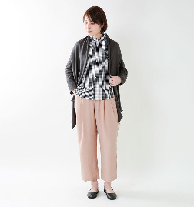 model yama:167cm / 49kg
color : black / size : 7.5
春夏は爽やかに素足で、秋冬はソックスと合わせたコーディネートでオールシーズン履いていただけます。どこかクラシックで女性らしいスタイリングにしてくれます◎