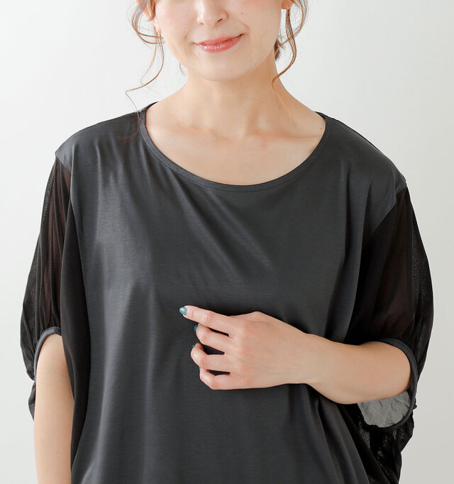ふわっと空気を含んだかのような、エアリー感が大人の清廉さを際立たせて。
首元は程よく開いたラウンドネックで、デコルテを美しく見せます。