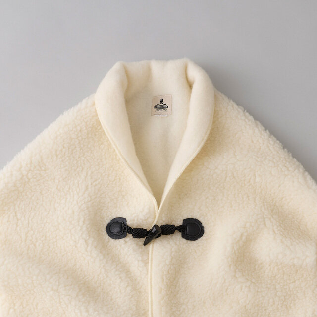 襟を軽く折って羽織ると、ナチュラルな雰囲気に。