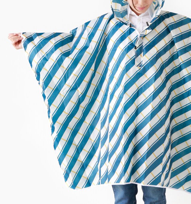 急な雨やスコールなどに遭遇した時、戦力に!
長めの着丈で洋服が汚れてしまうこともなく、機能性も抜群。大きなフードもあり実用性も◎。脇と裾が大きく開くので蒸れにくく、ハイキングやウォーキングなど様々なシーンで活躍してくれます。