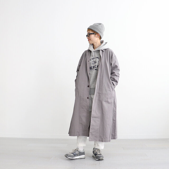 HARVESTYの定番、オーバーコート。
しっかり長めの丈感で、バサッと雰囲気のある一枚。
ゆったりしてて着込めるので、肌寒い時期から活躍すると思います〜!