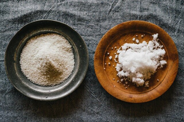 左：カンホアの天日塩のルーツであるフランスのゲランド塩　右：カンホアの塩　粒子が細かくサッと溶けやすいのが特徴です