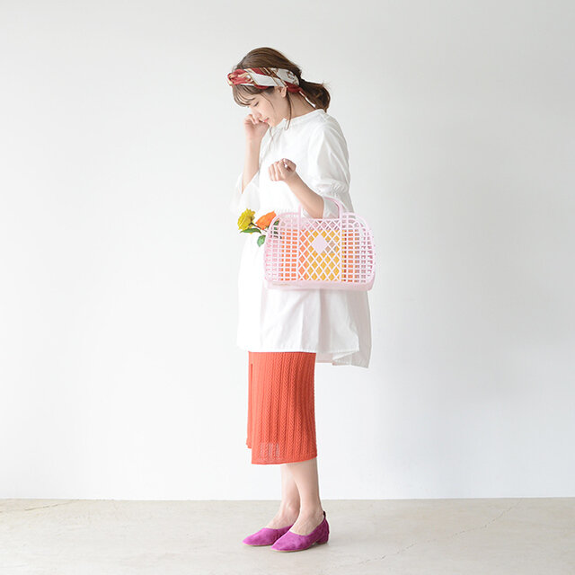 小物類を同系色で合わせているので、バランスがとれていますね♪ふんわりしたシルエットのトップスは涼しげで清潔感があり濃いめのカラーを優しい印象にしてくれます。