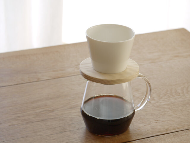 ペアでお使いいただける、コーヒーサーバーもご用意しました。職人さんの手で一つずつ丁寧につくられた耐熱ガラス製のコーヒーサーバー。ぜひドリッパー本体と一緒にご利用ください。