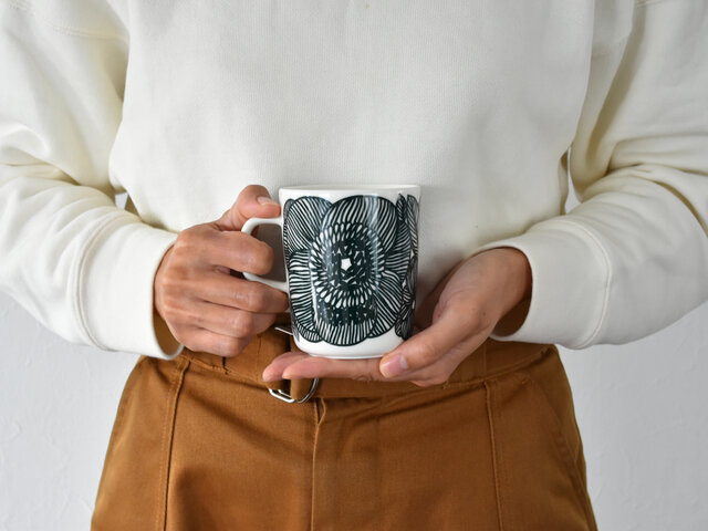 250ml入るマグはいわゆるスタンダードな大きさ。あらゆるシーンで活躍してくれます。朝のホットコーヒーや、お友達とのティータイム、使う度楽しい気分にさせてくれそうですね。