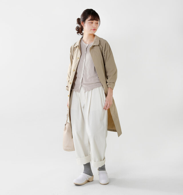 model kanae:167cm / 48kg
color : light gray / size : F
肌寒い時にはサッとコートを羽織って。重ね着で調整できる薄さなので使い勝手がいいですね。