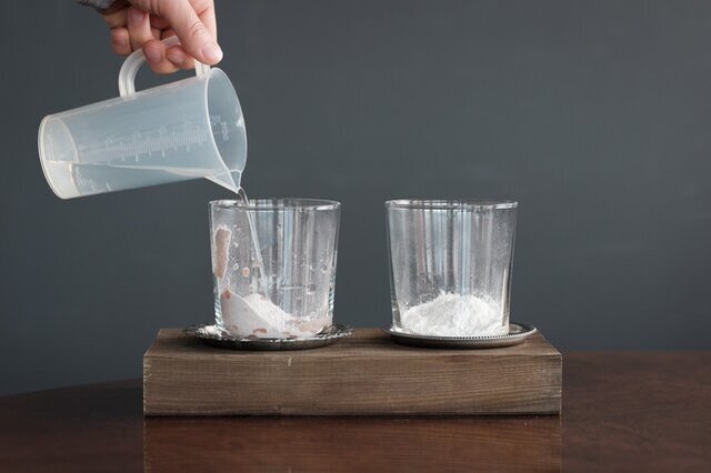 本くず湯をグラスやカップに入れ、大さじ1程度の水を入れて、だまがなくなるまでよーく混ぜて溶かしてください。