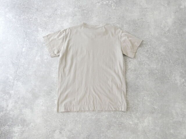 着るたびに少しずつ風合いが増し、洗いざらしでも自然な表情に。
気兼ねなくお洗濯できて、日常に取り入れやすいのも嬉しいポイントです。