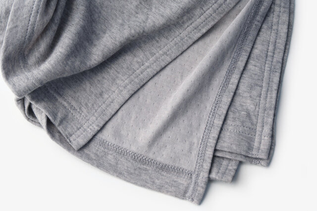 表側にはしなやかで保温性の高いカシミヤ、裏側にはやさしく肌になじむ綿を組み合わせたダブルガーゼ素材。