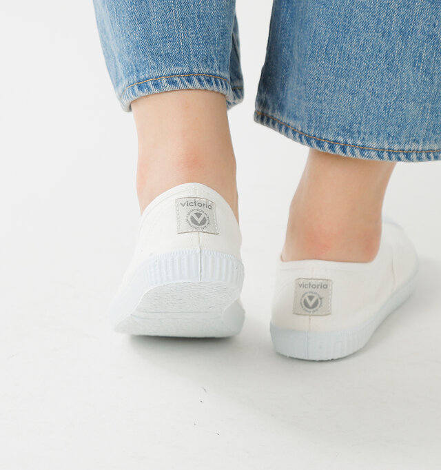 ラバー素材のアウトソールを使用し、細かい凹凸でグリップ力を高め、滑りにくくなっています。