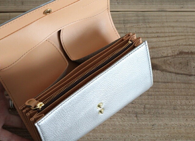 収納量によって変えられるスナップ付。