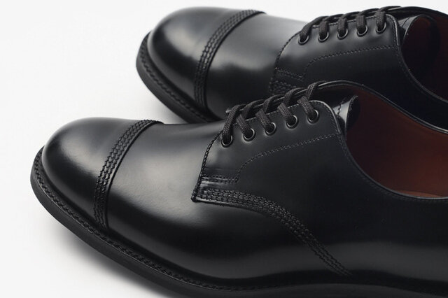 洗練されたデザインの中に、ミリタリーの雰囲気を感じさせるサンダースの革靴